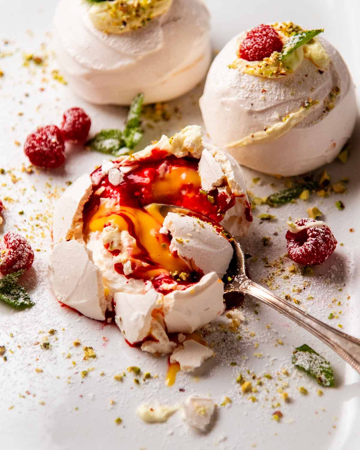 Pavlova Bombs: Irresistible Meringue Perfection